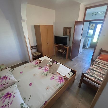 Apartmani Mate Vrban Karlobag Esterno foto