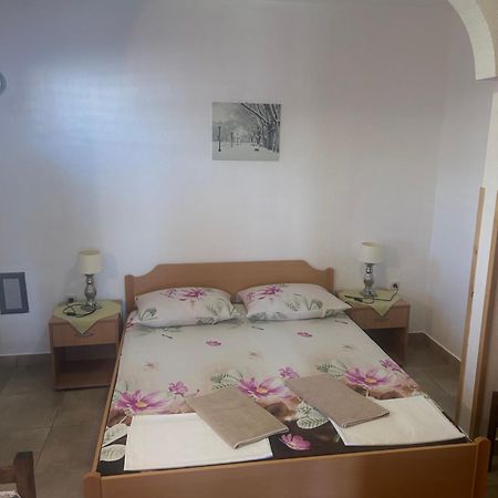 Apartmani Mate Vrban Karlobag Esterno foto