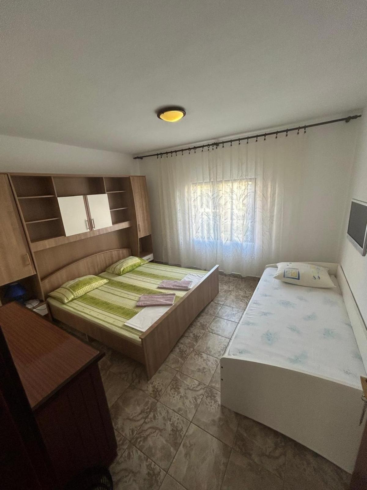 Apartmani Mate Vrban Karlobag Esterno foto