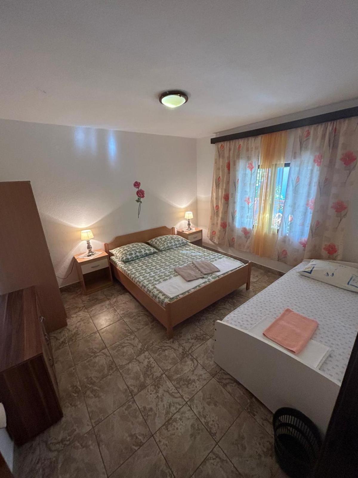 Apartmani Mate Vrban Karlobag Esterno foto