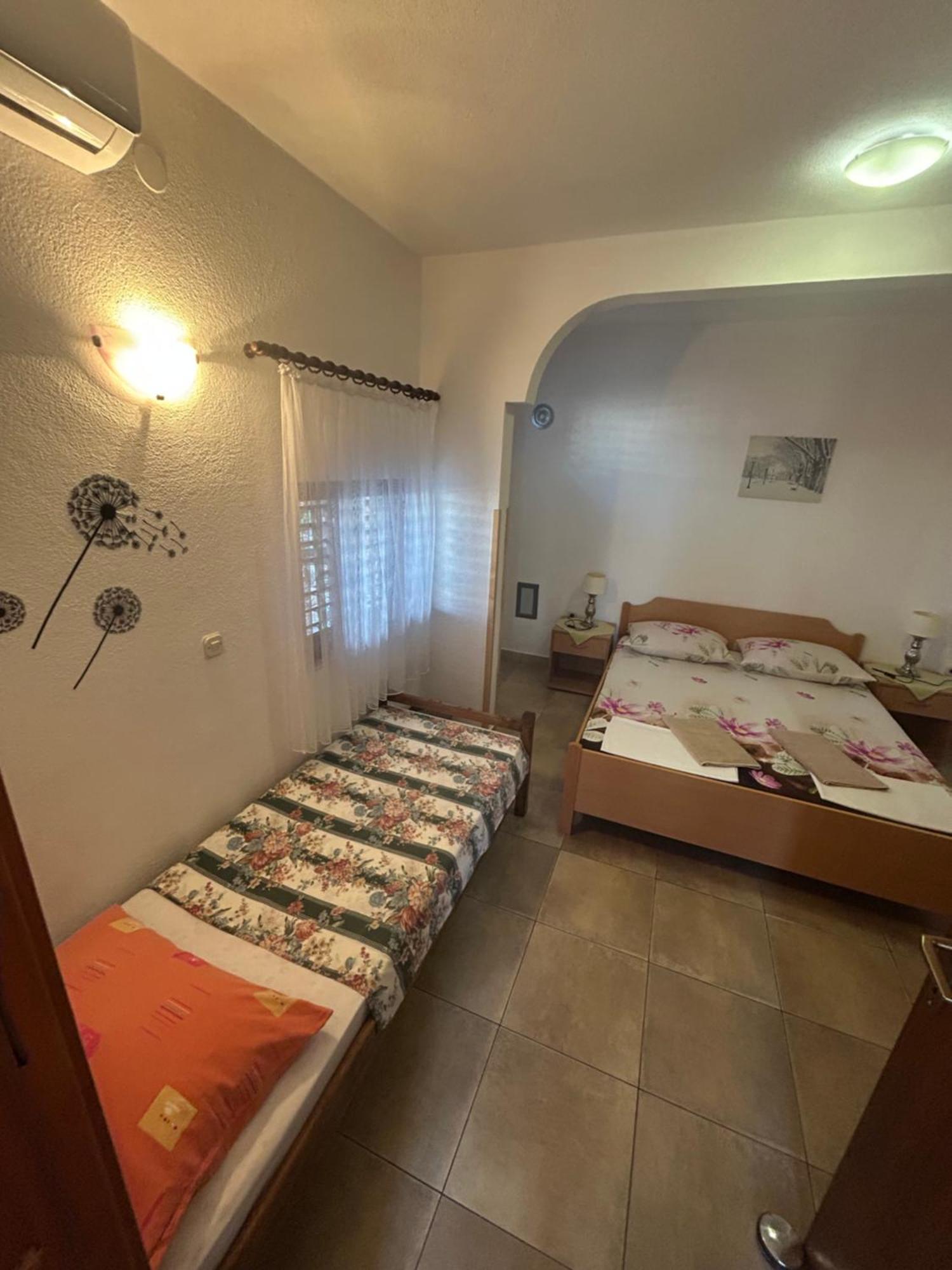 Apartmani Mate Vrban Karlobag Esterno foto