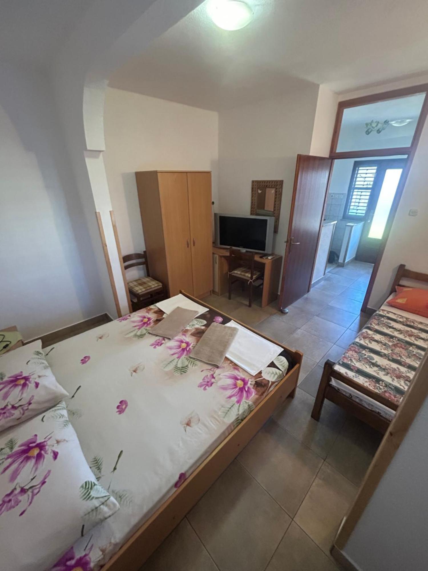 Apartmani Mate Vrban Karlobag Esterno foto