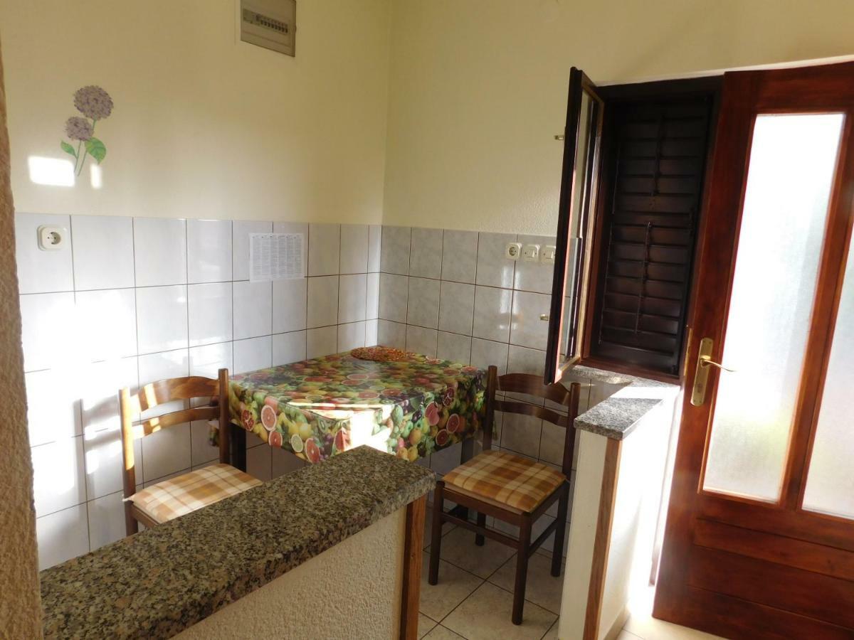 Apartmani Mate Vrban Karlobag Esterno foto