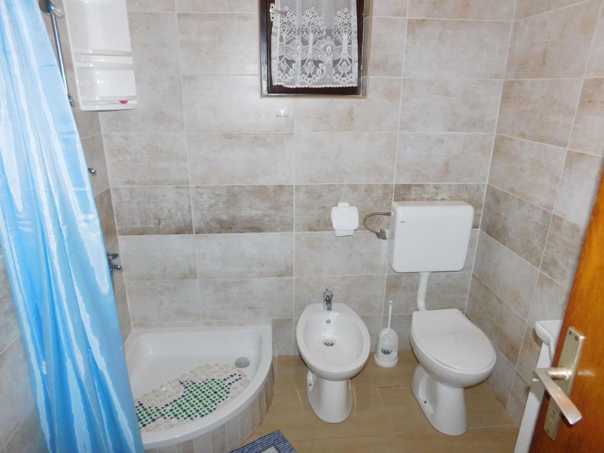 Apartmani Mate Vrban Karlobag Esterno foto